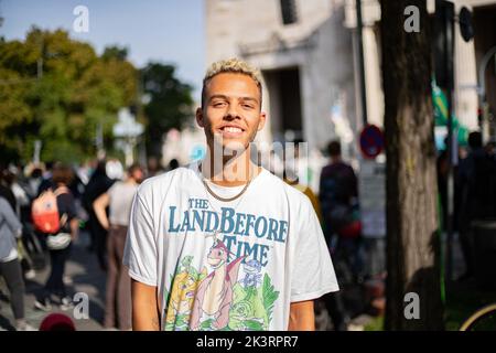 ESC Sänger Malik Harris am Rand der Demonstration. Am 23.9.2022 sammeln sich in München bis zu 10,000 Menschen, um gemeinsam mit Fridays for future auf dem globalen Klimabereich für Klimagerechtigkeit, den Ausbau der dezentralen erneuerbaren Energien, kostengünstigen ÖPNV und für ein 100 Mrd. Euro Sondervermögen für gerechte Klimaschutzmaßnahmen und Krisenprävention zu demontieren. Das Motto des Großstreiks war wieder People Not Profit. -- ESC-Sänger Malik Harris am Rande der Demonstration am 23. September 2022 versammelten sich bis zu 10.000 Personen in München, Deutschland, um gegen die Demonstration zu protestieren Stockfoto