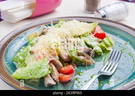 Leckerer Salat mit Hühnchen-Paprikapilzen und Parmesan Stockfoto