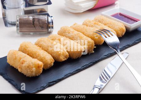 Leckere frittierte Mozzarella-Käsestäbchen mit Beerensauce Stockfoto