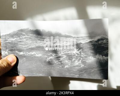 London, Großbritannien - 27. Sep 2022: Marketingmaterial für die neue Apple Watch Series Ultra, das für extreme Aktivitäten wie Ausdauersport und Spitzensportler entwickelt wurde Stockfoto