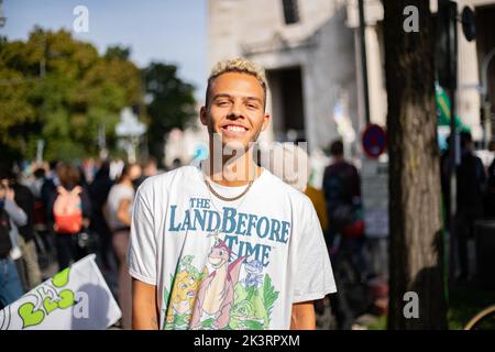 ESC Sänger Malik Harris am Rand der Demonstration. Am 23.9.2022 sammeln sich in München bis zu 10,000 Menschen, um gemeinsam mit Fridays for future auf dem globalen Klimabereich für Klimagerechtigkeit, den Ausbau der dezentralen erneuerbaren Energien, kostengünstigen ÖPNV und für ein 100 Mrd. Euro Sondervermögen für gerechte Klimaschutzmaßnahmen und Krisenprävention zu demontieren. Das Motto des Großstreiks war wieder People Not Profit. -- ESC-Sänger Malik Harris am Rande der Demonstration am 23. September 2022 versammelten sich bis zu 10.000 Personen in München, Deutschland, um gegen die Demonstration zu protestieren Stockfoto