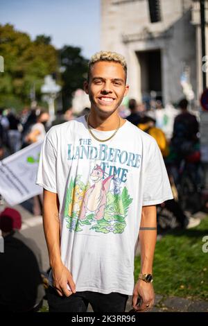 ESC Sänger Malik Harris am Rand der Demonstration. Am 23.9.2022 sammeln sich in München bis zu 10,000 Menschen, um gemeinsam mit Fridays for future auf dem globalen Klimabereich für Klimagerechtigkeit, den Ausbau der dezentralen erneuerbaren Energien, kostengünstigen ÖPNV und für ein 100 Mrd. Euro Sondervermögen für gerechte Klimaschutzmaßnahmen und Krisenprävention zu demontieren. Das Motto des Großstreiks war wieder People Not Profit. -- ESC-Sänger Malik Harris am Rande der Demonstration am 23. September 2022 versammelten sich bis zu 10.000 Personen in München, Deutschland, um gegen die Demonstration zu protestieren Stockfoto