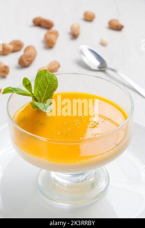 Leckeres Pana Cotta Dessert mit Mango und Erdnüssen Stockfoto