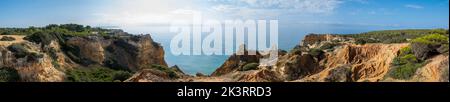 Panoramablick auf Marinha Beach Umgebung an der Algarve Küste in Portugal. Start der Wanderung durch die sieben hängenden Täler. Stockfoto