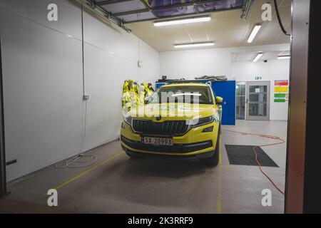 Service außerhalb der Geschäftszeiten (Legevakt) Auto und Uniform, Norwegen. Stockfoto