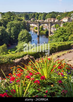 Blick auf das Eisenbahnviadukt über den Fluss Nidd vom Schlossgelände in Knaresborough North Yorkshire England Stockfoto