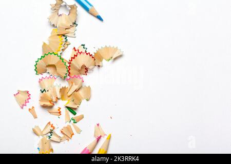 Bleistift und Bleistift Späne auf weißem Hintergrund Stockfoto