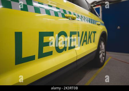 Norwegischer Dienstwagen außerhalb der Geschäftszeiten. Stockfoto