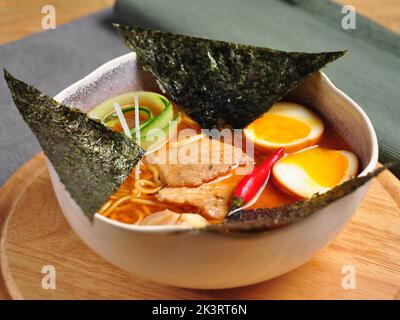 Beliebte leckere und gesunde asiatische Ramen-Suppe Stockfoto