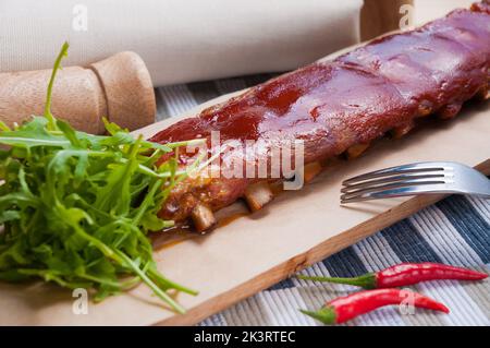 Ganze Schweinerippchen mit Barbecue-Sauce Stockfoto