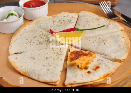 Leckere mexikanische Quesadilla in Stücke geschnitten. Traditionelle Küche Stockfoto