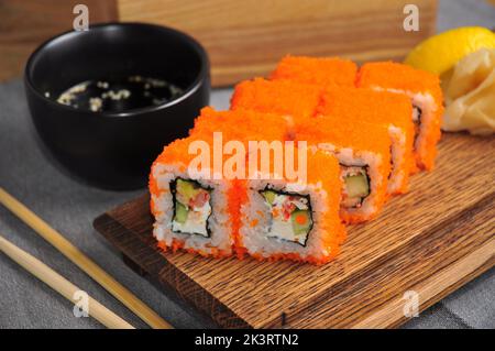 Sushi California Roll mit Krabbenavocado-Frischkäse und Kaviar Stockfoto