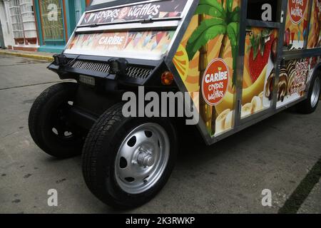 Augusto Pradelli fährt heute, Dienstag, 27. September, in seinem selbstgebauten Elektroauto in der Stadt Maracaibo, Venezuela, 2022. Sie arbeiten mit Photovoltaikmodulen, um sich mit Sonnenlicht aufzuladen. Die schwierige Situation, die Venezolaner im Zulia-Staat im Nordwesten des Landes leben, aufgrund der Stromkrise von „4 bis 8 Stunden am Tag ohne Strom in der Region. Am stärksten von Stromrationierungen und ständigen Stromausfällen betroffen, hat sie die Einwohner gezwungen, Alternativen im Sinne von „grüner und sauberer alternativer Energie“ als Lösung der Krise zu generieren. Ein Quadratmeter der Fläche Stockfoto