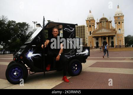 Augusto Pradelli fährt heute, Dienstag, 27. September, in seinem selbstgebauten Elektroauto in der Stadt Maracaibo, Venezuela, 2022. Sie arbeiten mit Photovoltaikmodulen, um sich mit Sonnenlicht aufzuladen. Die schwierige Situation, die Venezolaner im Zulia-Staat im Nordwesten des Landes leben, aufgrund der Stromkrise von „4 bis 8 Stunden am Tag ohne Strom in der Region. Am stärksten von Stromrationierungen und ständigen Stromausfällen betroffen, hat sie die Einwohner gezwungen, Alternativen im Sinne von „grüner und sauberer alternativer Energie“ als Lösung der Krise zu generieren. Ein Quadratmeter der Fläche Stockfoto