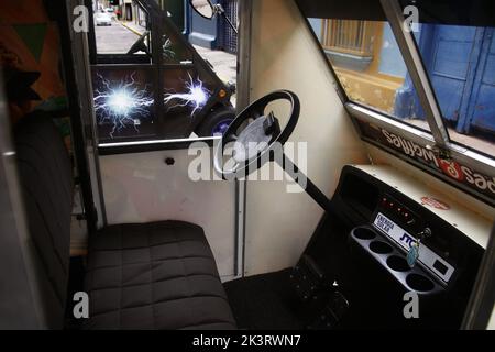 Augusto Pradelli fährt heute, Dienstag, 27. September, in seinem selbstgebauten Elektroauto in der Stadt Maracaibo, Venezuela, 2022. Sie arbeiten mit Photovoltaikmodulen, um sich mit Sonnenlicht aufzuladen. Die schwierige Situation, die Venezolaner im Zulia-Staat im Nordwesten des Landes leben, aufgrund der Stromkrise von „4 bis 8 Stunden am Tag ohne Strom in der Region. Am stärksten von Stromrationierungen und ständigen Stromausfällen betroffen, hat sie die Einwohner gezwungen, Alternativen im Sinne von „grüner und sauberer alternativer Energie“ als Lösung der Krise zu generieren. Ein Quadratmeter der Fläche Stockfoto