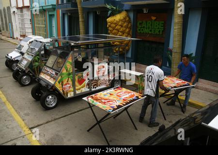 Augusto Pradelli fährt heute, Dienstag, 27. September, in seinem selbstgebauten Elektroauto in der Stadt Maracaibo, Venezuela, 2022. Sie arbeiten mit Photovoltaikmodulen, um sich mit Sonnenlicht aufzuladen. Die schwierige Situation, die Venezolaner im Zulia-Staat im Nordwesten des Landes leben, aufgrund der Stromkrise von „4 bis 8 Stunden am Tag ohne Strom in der Region. Am stärksten von Stromrationierungen und ständigen Stromausfällen betroffen, hat sie die Einwohner gezwungen, Alternativen im Sinne von „grüner und sauberer alternativer Energie“ als Lösung der Krise zu generieren. Ein Quadratmeter der Fläche Stockfoto