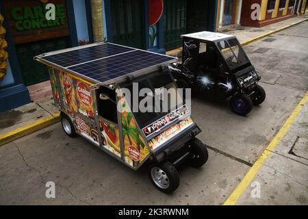 Augusto Pradelli fährt heute, Dienstag, 27. September, in seinem selbstgebauten Elektroauto in der Stadt Maracaibo, Venezuela, 2022. Sie arbeiten mit Photovoltaikmodulen, um sich mit Sonnenlicht aufzuladen. Die schwierige Situation, die Venezolaner im Zulia-Staat im Nordwesten des Landes leben, aufgrund der Stromkrise von „4 bis 8 Stunden am Tag ohne Strom in der Region. Am stärksten von Stromrationierungen und ständigen Stromausfällen betroffen, hat sie die Einwohner gezwungen, Alternativen im Sinne von „grüner und sauberer alternativer Energie“ als Lösung der Krise zu generieren. Ein Quadratmeter der Fläche Stockfoto