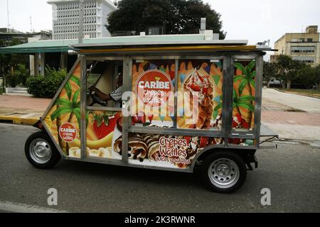 Augusto Pradelli fährt heute, Dienstag, 27. September, in seinem selbstgebauten Elektroauto in der Stadt Maracaibo, Venezuela, 2022. Sie arbeiten mit Photovoltaikmodulen, um sich mit Sonnenlicht aufzuladen. Die schwierige Situation, die Venezolaner im Zulia-Staat im Nordwesten des Landes leben, aufgrund der Stromkrise von „4 bis 8 Stunden am Tag ohne Strom in der Region. Am stärksten von Stromrationierungen und ständigen Stromausfällen betroffen, hat sie die Einwohner gezwungen, Alternativen im Sinne von „grüner und sauberer alternativer Energie“ als Lösung der Krise zu generieren. Ein Quadratmeter der Fläche Stockfoto