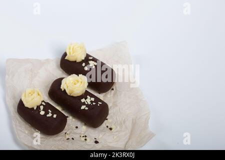 Tortenkartoffel. Dekoriert mit Buttercreme. Auf weißem Hintergrund. Nahaufnahme. Stockfoto