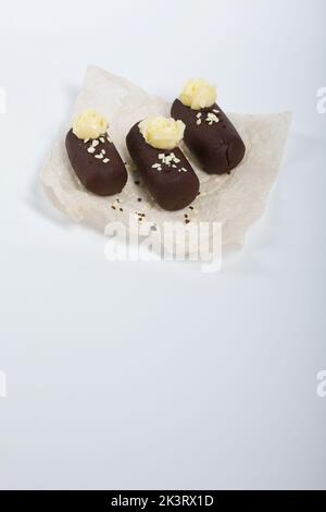 Tortenkartoffel. Dekoriert mit Buttercreme. Auf weißem Hintergrund. Nahaufnahme. Stockfoto