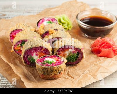 Leckere Tempura-Sushi-Brötchen mit Chuka, Frischkäse und Masaga-Kaviar Stockfoto