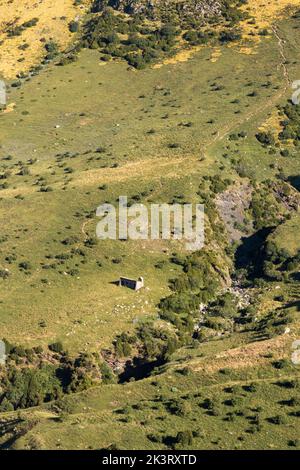 Berghütte in den spanischen Pyrenäen Stockfoto