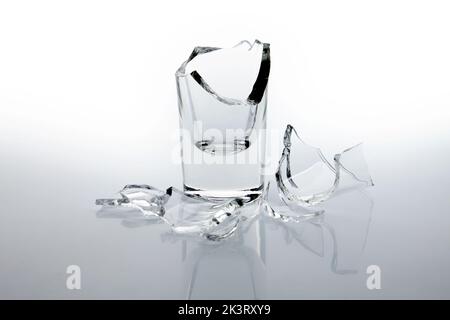 Gebrochene Glas Wein auf weißem Hintergrund Stockfoto