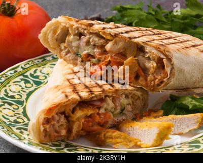 Leckere Shawarma mit Huhn, Gemüse und Sauce. Nahaufnahme Stockfoto