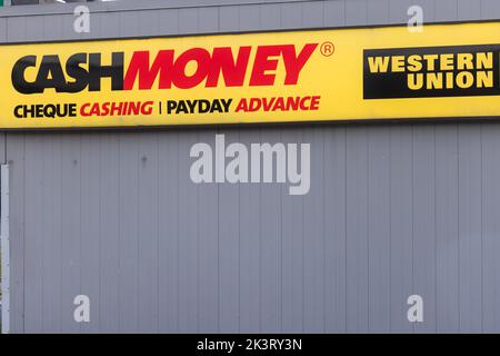 Cash Money Western Union Money Transfers Pawn Shop Store Front. Bietet Online-Zahltag Darlehen, Ratenkredite. HALIFAX, NOVA SCOTIA - SEP 2022 Stockfoto