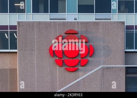 CBC Halifax Fernsehbanner auf dem CBC-Gebäude. Canadian Broadcasting Corporation Radio-Canada Zentrum. Halifax, Nova Scotia, Kanada - JULI 2022 Stockfoto