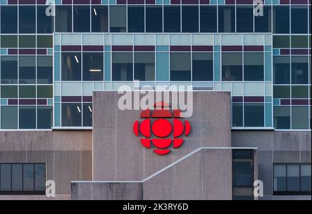 CBC Halifax Fernsehbanner auf dem CBC-Gebäude. Canadian Broadcasting Corporation Radio-Canada Zentrum. Halifax, Nova Scotia, Kanada - JULI 2022 Stockfoto