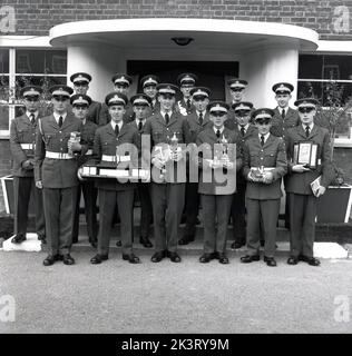 1964, historisch, in ihrer Uniform stehend, stehen neu graduierte RAF-Auszubildende für ein Gruppenfoto im RAF Halton, Bucks, England, Großbritannien. Die RAF Halton war von 1919 bis 1993 Sitz der No 1 School of Technical Training, der Flugschule der Royal Air Force. Stockfoto