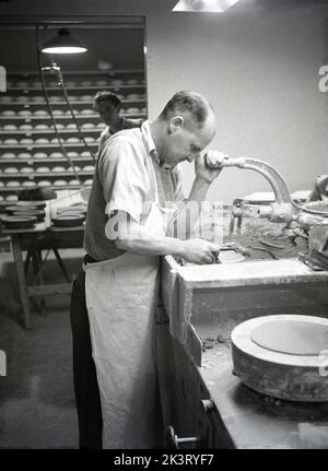 1950er Jahre, historisch, ein männlicher Töpfermeister, der Töpferwaren bei Josiah Wedgwood & Sons Ltd. In Barlaston, Stoke-on-Trent, England, Großbritannien herstellt. Das Geschäft geht bis ins Jahr 1759 zurück, als Josiah Wedgwood als selbstständige Töpferin in Burslem, Staffordshire, begann. Stockfoto