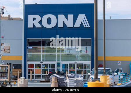 Vor RONA lagern. RONA ist ein kanadischer Einzelhändler im US-amerikanischen Besitz, der im Großformat Heimwerkerbedarf, Garten, ausbessert. HALIFAX, NOVA SCOTIA, KANADA - SEP 2022 Stockfoto