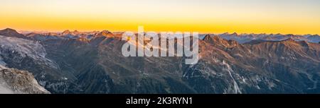 Alpengipfel, beleuchtet von aufgehender Sonne Stockfoto