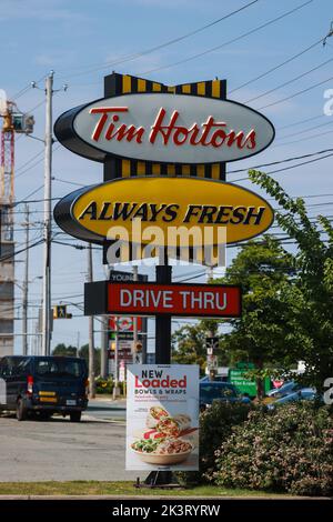 Tim Hortons Schild und Drive-Thru an der Restaurantfront. Kanadas Schnellrestaurant mit dem Spitznamen Tim's . Halifax, Nova Scotia, Kanada - SEP 2022 Stockfoto