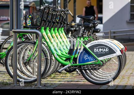 TORUN, POLEN - 11. AUGUST 2022: Fahrradstand der Torvelo Bike-Sharing-Plattform in Torun, Polen Stockfoto