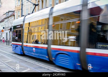BYDGOSZCZ, POLEN - 10. AUGUST 2022: Pesa Swing 121 122 NAB Straßenbahn in Bydgoszcz mit Bewegungsunschärfe-Effekt Stockfoto