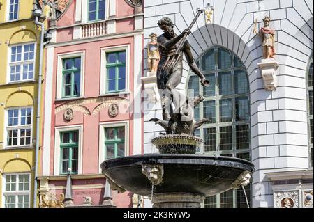 DANZIG, POLEN - 30. JULI 2022: Neptunstatue in Danzig vor dem Haus Dom Ekonomistow am Dlugi Targ Stadtplatz Stockfoto