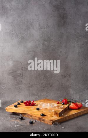 Hintergrund mit Holzbrettern und Beeren für das Café-Menü Stockfoto