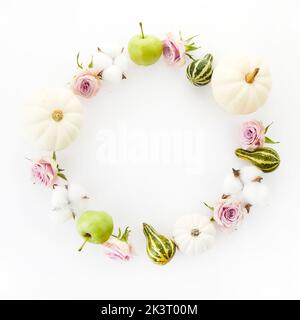 Herbstrahmen. Kürbisse, Blumen, Äpfel auf weißem Hintergrund. Herbst, Herbst, Danksagetag Konzept. Flach liegend. Stockfoto