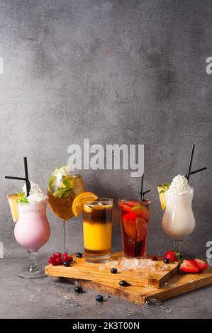 Schöner Hintergrund beliebter alkoholfreier Cocktails. Speicherplatz kopieren Stockfoto