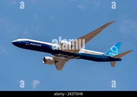 Boeing 777-9, auch bekannt als 777X, ist ein Linienflugzeug, das auf der Farnborough International Airshow 2022 fliegt. Neue, neueste Version von Large Wide Body 777 Stockfoto