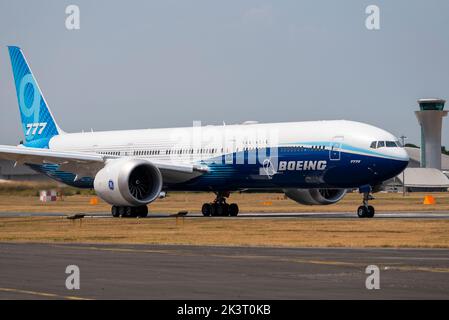 Boeing 777-9, auch bekannt als 777X, Linienflugzeug auf der Farnborough International Airshow 2022. Rollen auf der Landebahn nach der Landung. Neues großes Flugzeug Stockfoto