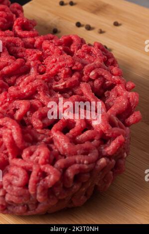 Nahaufnahmen von frischem rohem Hackfleisch Stockfoto