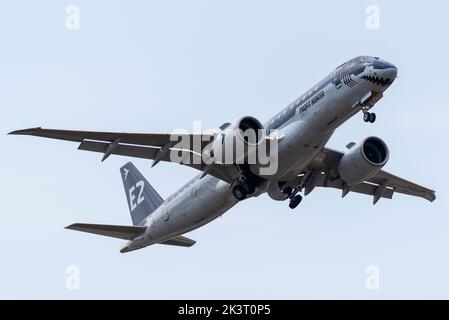 Embraer E190-E2 Jet-Linienflugzeug mit dem Namen „Profit Hunter“ klettert nach dem Start auf der Farnborough International Airshow 2022. Fahrwerk Stockfoto