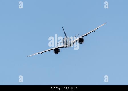 Embraer E190-E2 Jet-Linienflugzeug mit dem Namen „Profit Hunter“ wird auf der Farnborough International Airshow 2022 gezeigt. Vorderansicht mit Gesichtszügen Stockfoto