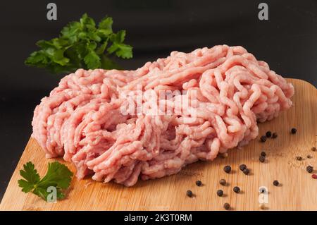 Leckeres rohes Hackfleisch auf einem Holzbrett Stockfoto