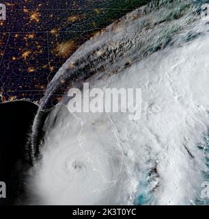 Modis Noaa, Erdorbit. 28. September 2022. MODIS NOAA, ERDORBIT. 28. September 2022. Dawn-Ansicht des Hurikans Ian, der sich der Westküste Floridas nähert, als gefährlicher Sturm der Kategorie 4, der von den warmen Gewässern des Golfs von Mexiko gespeist wird, wie vom GEOS NOAA-Satelliten am 28. September 2022 in Earth Orbit gesehen. Quelle: GEOS NOAA/NOAA/Alamy Live News Stockfoto