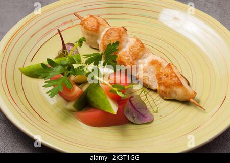 Leckerer Hähnchenspieß mit Gemüse auf einem Holzspieß Stockfoto